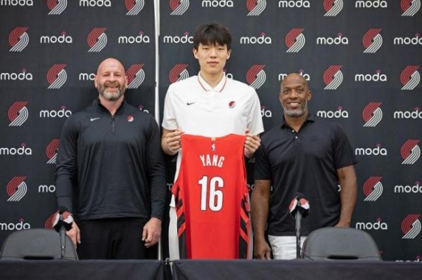 伯乐配资 杨瀚森利好 开拓者买断艾顿 内线机会增多